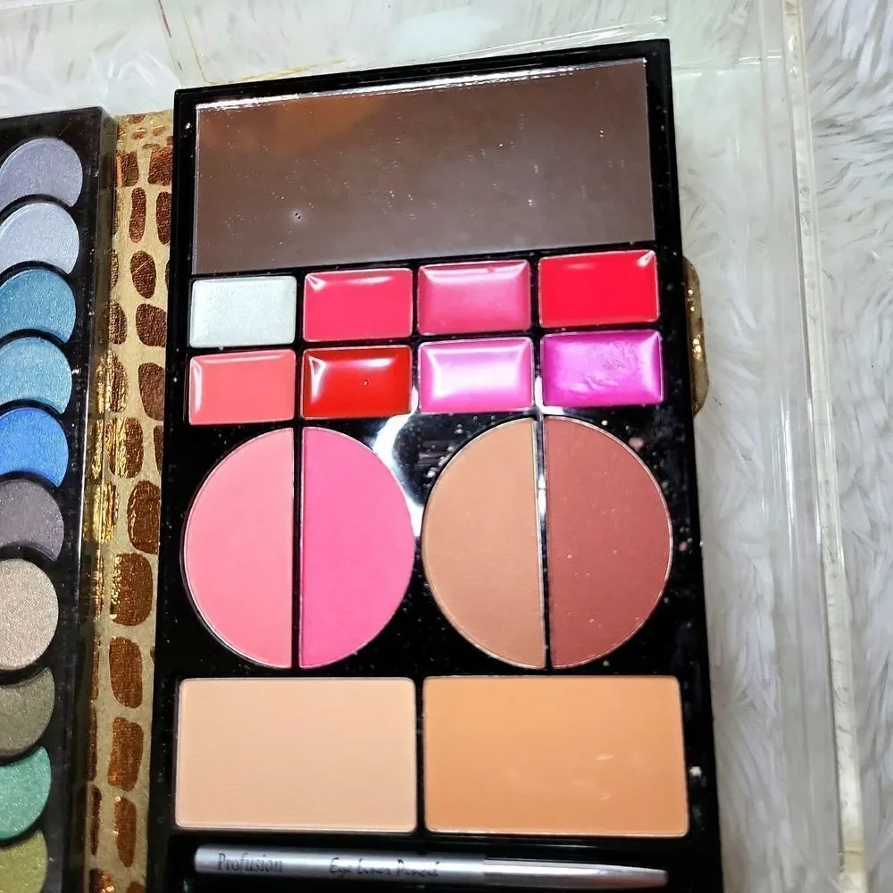 52 eyeshadow,6 blushes,and 8 lipsticks,2colored lipliners, and3 eyeshadowbrushes